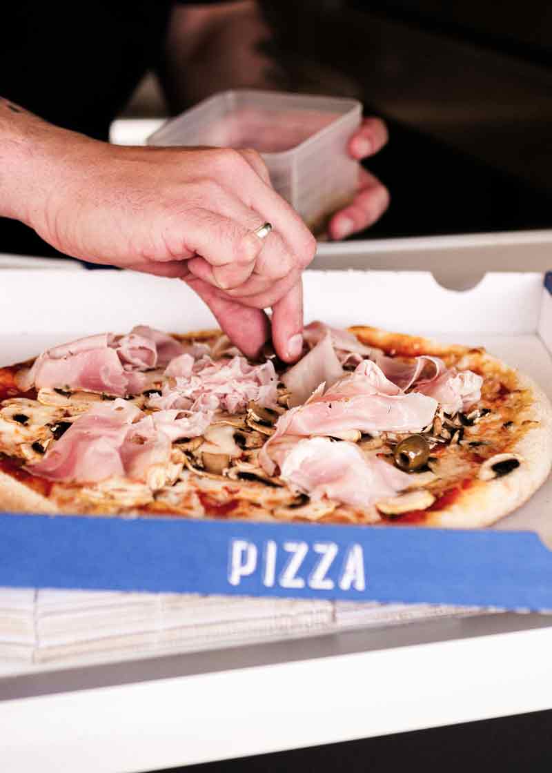 la petite vadrouille pizza fromage pizzeria jambon olives la petite vadrouille pizza fromage pizzeria jambon olives